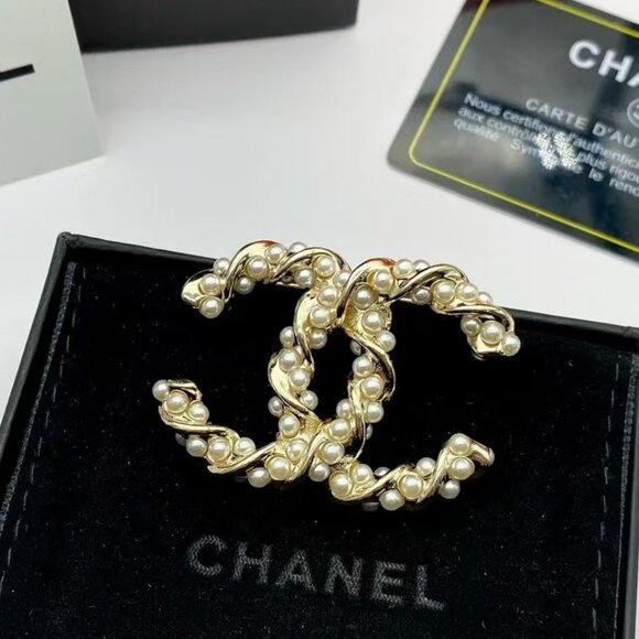 Authentic CHANEL BROOCH gold white pearl rhinestone like new - Picture 1 of 5